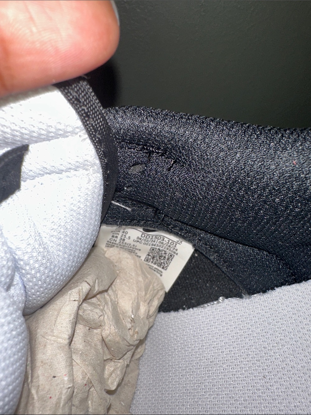 NWT Nike Low-Top Sneakers - Black and White - Picture 7 of 9